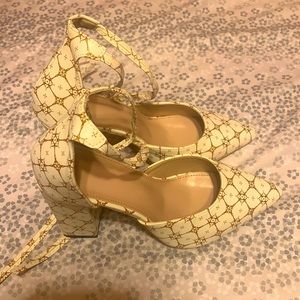 Never worn. Cute classy. Thick heel.